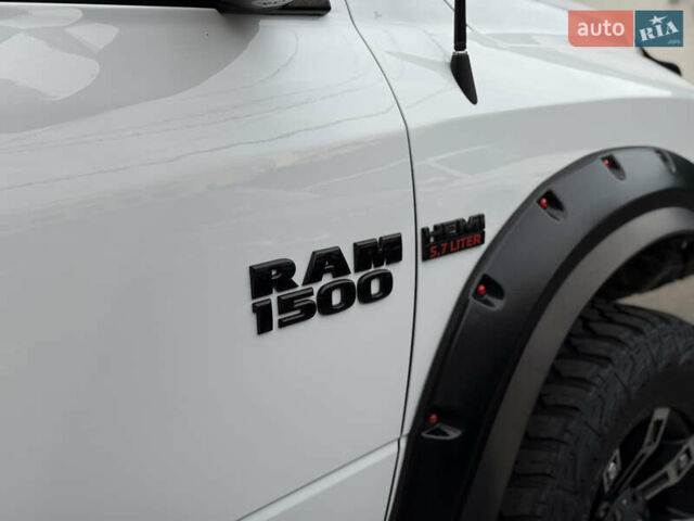 Белый Додж RAM 1500, объемом двигателя 5.66 л и пробегом 150 тыс. км за 40000 $, фото 12 на Automoto.ua