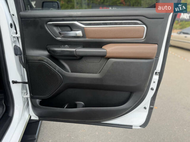 Белый Додж RAM 1500, объемом двигателя 5.65 л и пробегом 41 тыс. км за 50000 $, фото 23 на Automoto.ua