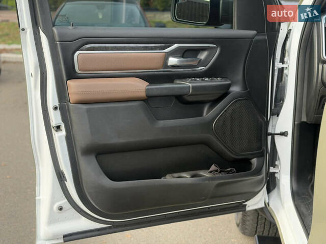 Белый Додж RAM 1500, объемом двигателя 5.65 л и пробегом 41 тыс. км за 50000 $, фото 7 на Automoto.ua