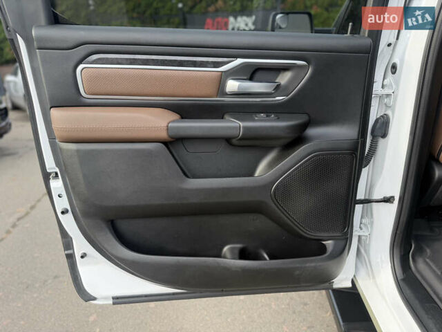 Белый Додж RAM 1500, объемом двигателя 5.65 л и пробегом 41 тыс. км за 50000 $, фото 18 на Automoto.ua