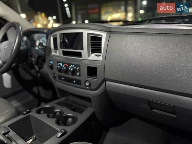 Черный Додж RAM 1500, объемом двигателя 5.65 л и пробегом 170 тыс. км за 27000 $, фото 25 на Automoto.ua