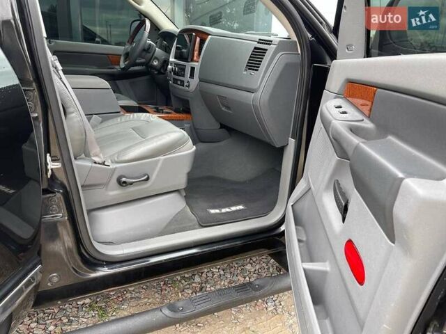 Чорний Додж RAM 1500, об'ємом двигуна 5.65 л та пробігом 241 тис. км за 14500 $, фото 20 на Automoto.ua