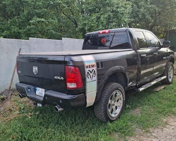 Черный Додж RAM 1500, объемом двигателя 5.65 л и пробегом 110 тыс. км за 18000 $, фото 3 на Automoto.ua