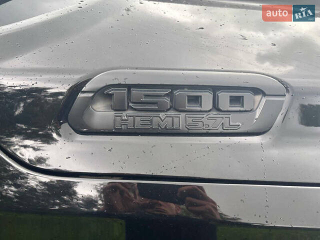 Черный Додж RAM 1500, объемом двигателя 5.65 л и пробегом 82 тыс. км за 46000 $, фото 5 на Automoto.ua