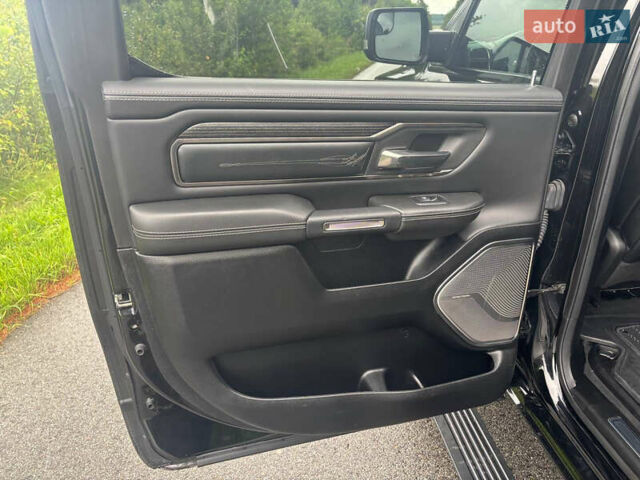 Черный Додж RAM 1500, объемом двигателя 5.65 л и пробегом 82 тыс. км за 46000 $, фото 7 на Automoto.ua