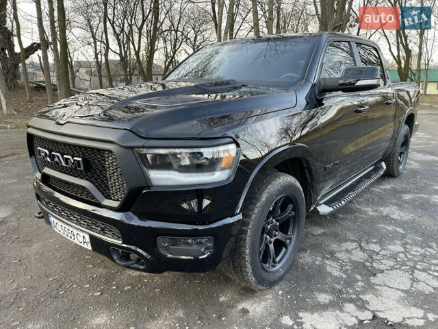 Черный Додж RAM 1500, объемом двигателя 5.7 л и пробегом 85 тыс. км за 46000 $, фото 1 на Automoto.ua