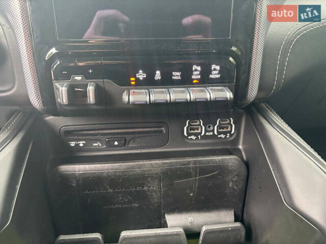 Черный Додж RAM 1500, объемом двигателя 5.65 л и пробегом 82 тыс. км за 46000 $, фото 12 на Automoto.ua
