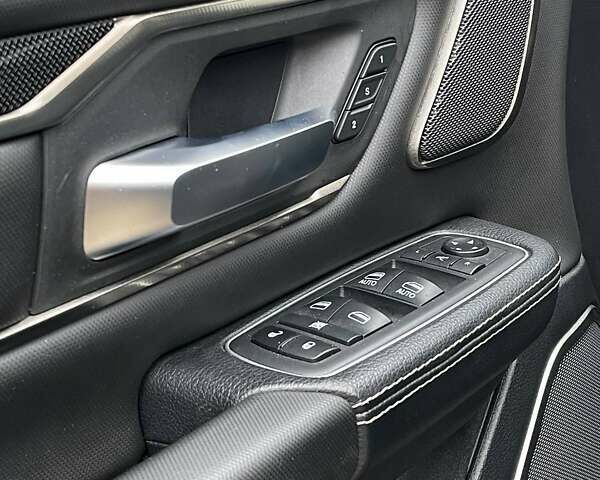 Черный Додж RAM 1500, объемом двигателя 5.7 л и пробегом 172 тыс. км за 48000 $, фото 6 на Automoto.ua