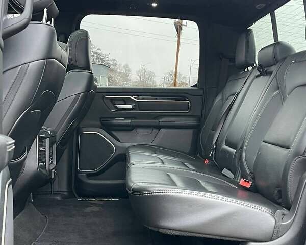 Черный Додж RAM 1500, объемом двигателя 5.7 л и пробегом 172 тыс. км за 48000 $, фото 11 на Automoto.ua