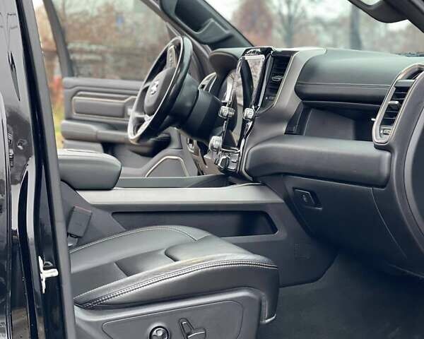 Черный Додж RAM 1500, объемом двигателя 5.7 л и пробегом 172 тыс. км за 48000 $, фото 14 на Automoto.ua