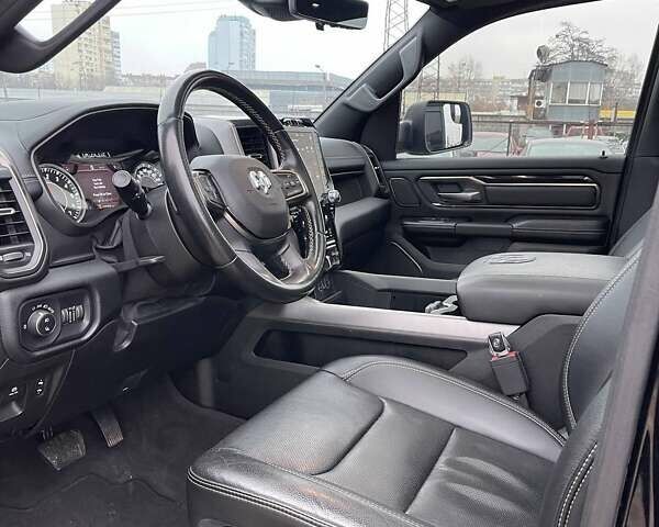 Черный Додж RAM 1500, объемом двигателя 5.7 л и пробегом 172 тыс. км за 48000 $, фото 5 на Automoto.ua