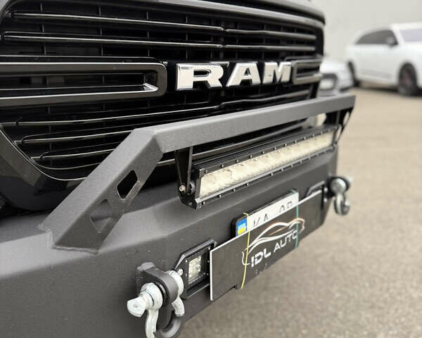 Черный Додж RAM 1500, объемом двигателя 5.7 л и пробегом 102 тыс. км за 49800 $, фото 3 на Automoto.ua