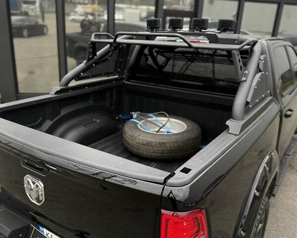 Черный Додж RAM 1500, объемом двигателя 5.7 л и пробегом 102 тыс. км за 49800 $, фото 6 на Automoto.ua