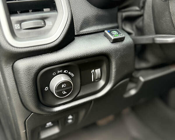 Черный Додж RAM 1500, объемом двигателя 5.7 л и пробегом 102 тыс. км за 49800 $, фото 13 на Automoto.ua