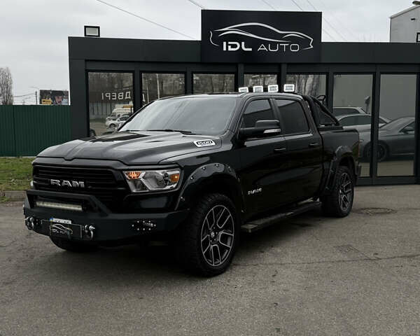 Черный Додж RAM 1500, объемом двигателя 5.7 л и пробегом 102 тыс. км за 49800 $, фото 1 на Automoto.ua