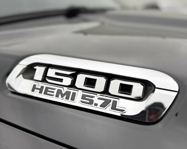 Черный Додж RAM 1500, объемом двигателя 5.7 л и пробегом 102 тыс. км за 49800 $, фото 4 на Automoto.ua