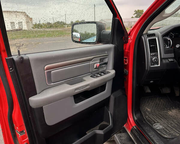 Красный Додж RAM 1500, объемом двигателя 5.65 л и пробегом 163 тыс. км за 27000 $, фото 6 на Automoto.ua