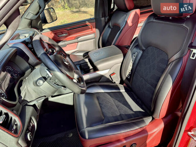 Красный Додж RAM 1500, объемом двигателя 5.65 л и пробегом 200 тыс. км за 39000 $, фото 57 на Automoto.ua