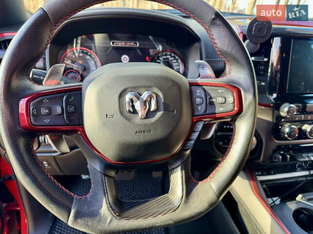 Красный Додж RAM 1500, объемом двигателя 5.65 л и пробегом 200 тыс. км за 39000 $, фото 78 на Automoto.ua