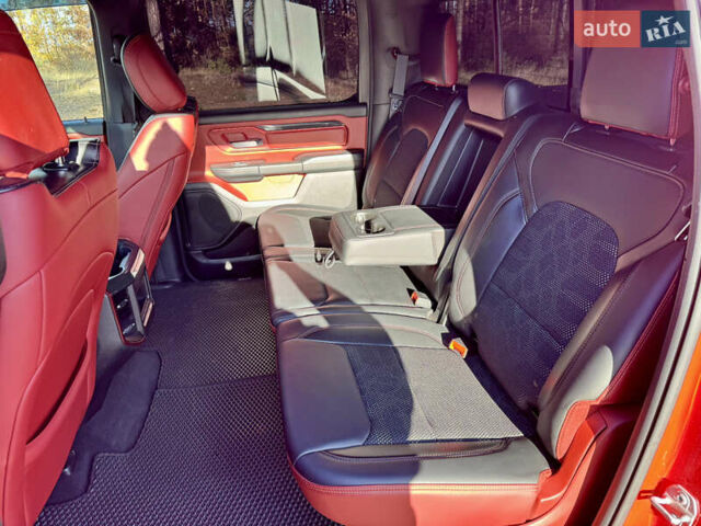 Красный Додж RAM 1500, объемом двигателя 5.65 л и пробегом 200 тыс. км за 39000 $, фото 56 на Automoto.ua