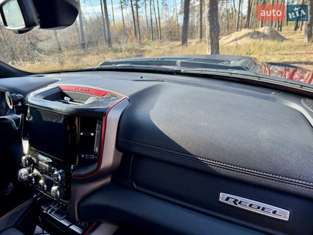 Красный Додж RAM 1500, объемом двигателя 5.65 л и пробегом 200 тыс. км за 39000 $, фото 73 на Automoto.ua