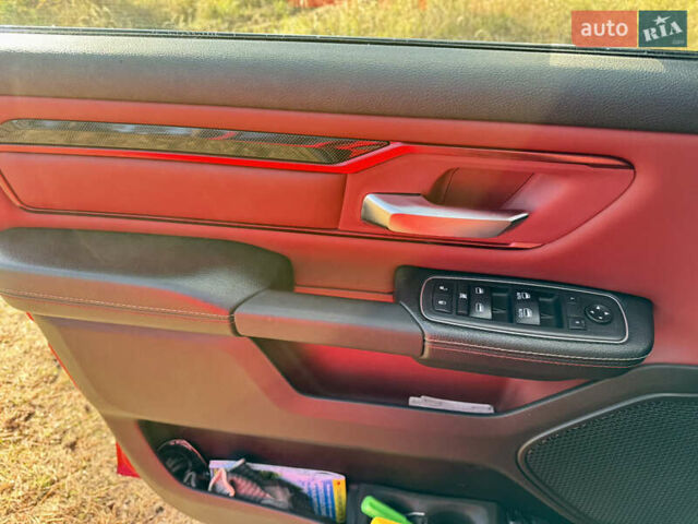 Красный Додж RAM 1500, объемом двигателя 5.65 л и пробегом 200 тыс. км за 39000 $, фото 83 на Automoto.ua