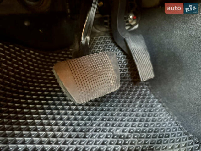 Красный Додж RAM 1500, объемом двигателя 5.65 л и пробегом 200 тыс. км за 39000 $, фото 48 на Automoto.ua