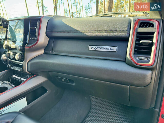 Красный Додж RAM 1500, объемом двигателя 5.65 л и пробегом 200 тыс. км за 39000 $, фото 72 на Automoto.ua