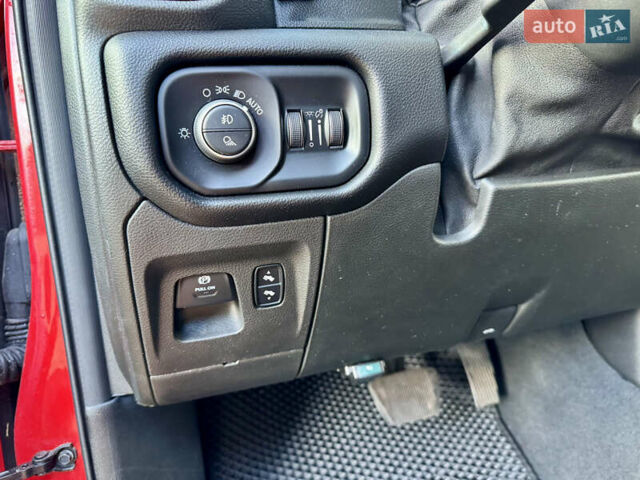 Красный Додж RAM 1500, объемом двигателя 5.65 л и пробегом 200 тыс. км за 39000 $, фото 49 на Automoto.ua