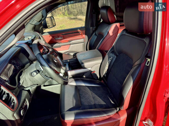 Красный Додж RAM 1500, объемом двигателя 5.65 л и пробегом 200 тыс. км за 39000 $, фото 58 на Automoto.ua