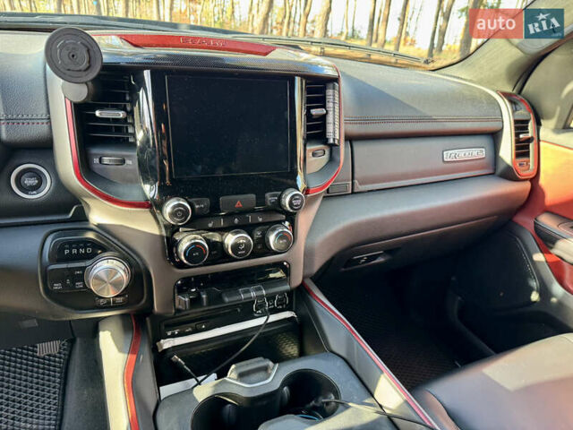 Красный Додж RAM 1500, объемом двигателя 5.65 л и пробегом 200 тыс. км за 39000 $, фото 80 на Automoto.ua