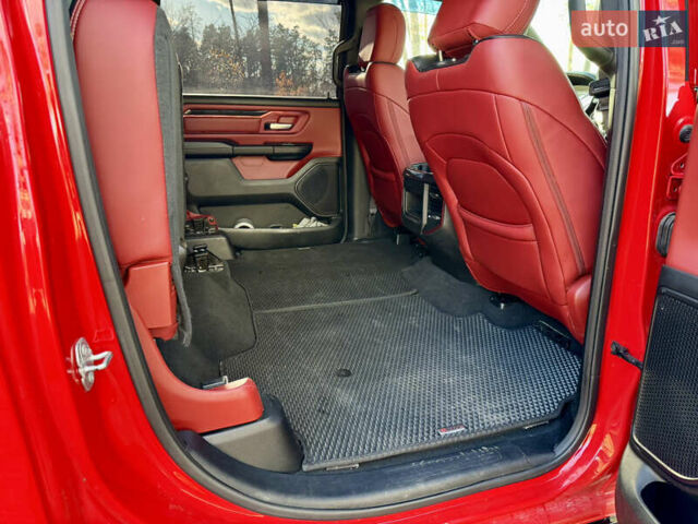 Красный Додж RAM 1500, объемом двигателя 5.65 л и пробегом 200 тыс. км за 39000 $, фото 67 на Automoto.ua