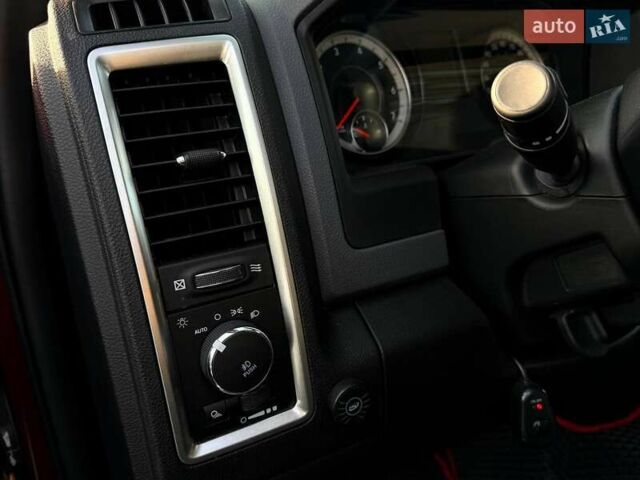 Красный Додж RAM 1500, объемом двигателя 5.65 л и пробегом 47 тыс. км за 48000 $, фото 11 на Automoto.ua
