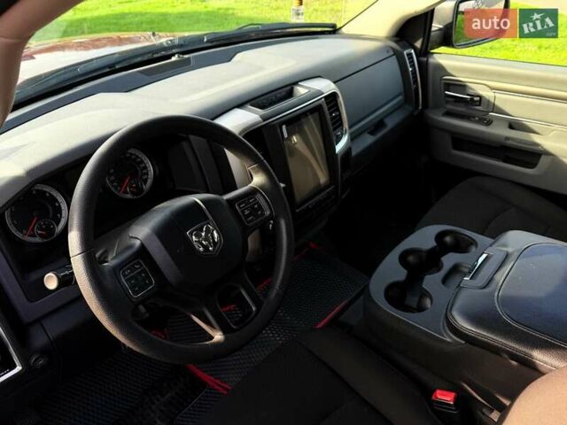 Красный Додж RAM 1500, объемом двигателя 5.65 л и пробегом 47 тыс. км за 48000 $, фото 6 на Automoto.ua