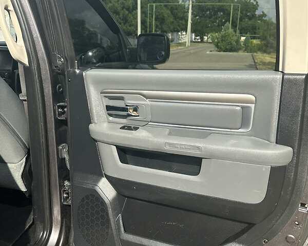 Серый Додж RAM 1500, объемом двигателя 3 л и пробегом 280 тыс. км за 25500 $, фото 19 на Automoto.ua