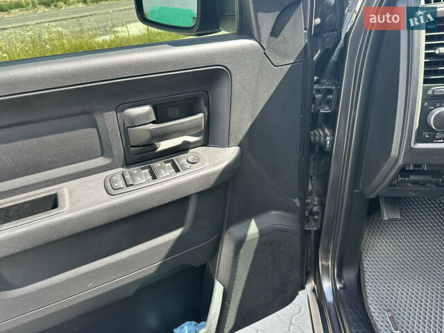 Серый Додж RAM 1500, объемом двигателя 5.7 л и пробегом 241 тыс. км за 24900 $, фото 26 на Automoto.ua