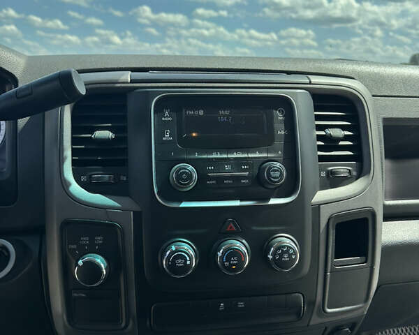Серый Додж RAM 1500, объемом двигателя 5.7 л и пробегом 241 тыс. км за 24900 $, фото 29 на Automoto.ua