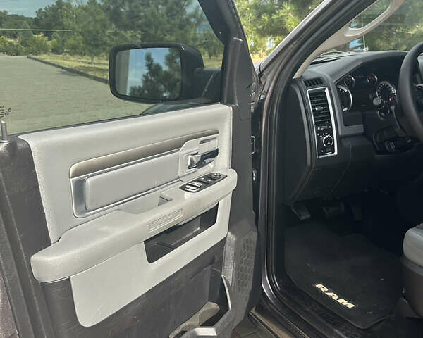 Серый Додж RAM 1500, объемом двигателя 3 л и пробегом 280 тыс. км за 25500 $, фото 11 на Automoto.ua