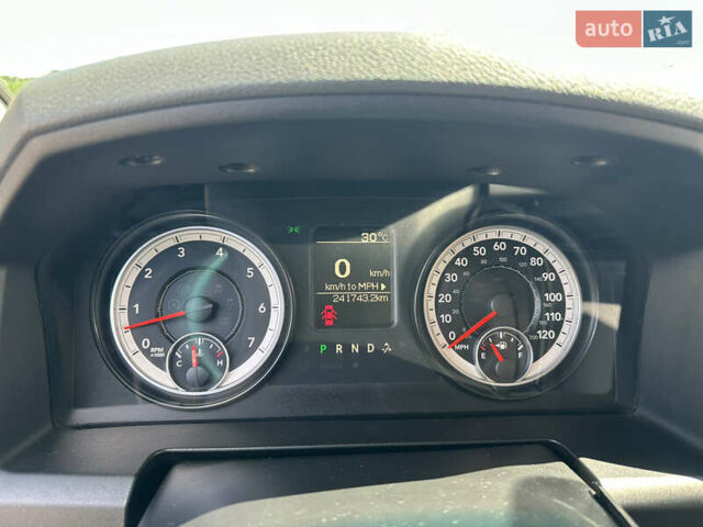 Серый Додж RAM 1500, объемом двигателя 5.7 л и пробегом 241 тыс. км за 24900 $, фото 22 на Automoto.ua