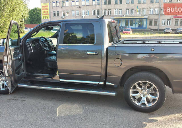 Серый Додж RAM 1500, объемом двигателя 5.65 л и пробегом 110 тыс. км за 33000 $, фото 2 на Automoto.ua