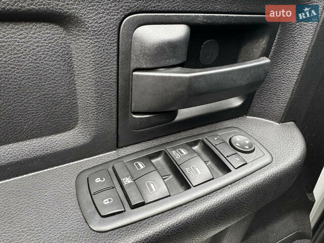 Серый Додж RAM 1500, объемом двигателя 5.7 л и пробегом 91 тыс. км за 24490 $, фото 28 на Automoto.ua
