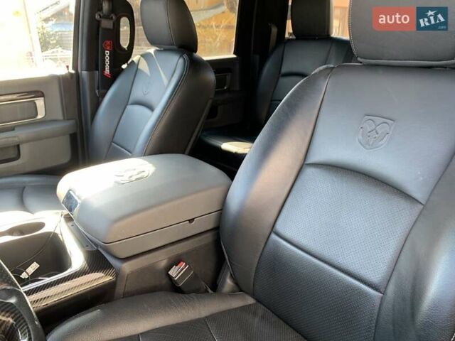 Серый Додж RAM 1500, объемом двигателя 5.65 л и пробегом 198 тыс. км за 30900 $, фото 5 на Automoto.ua