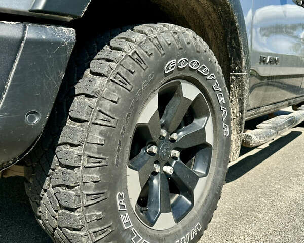 Серый Додж RAM 1500, объемом двигателя 5.7 л и пробегом 80 тыс. км за 39500 $, фото 10 на Automoto.ua