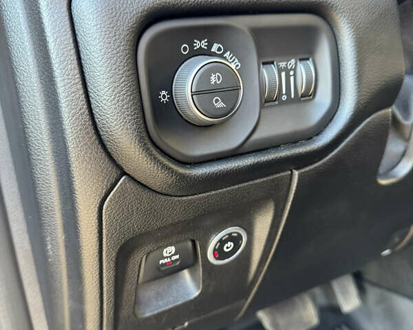 Серый Додж RAM 1500, объемом двигателя 3.61 л и пробегом 122 тыс. км за 28900 $, фото 18 на Automoto.ua