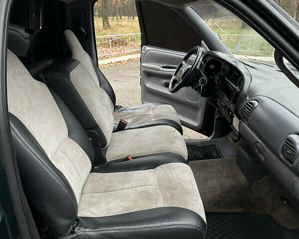 Зеленый Додж RAM 1500, объемом двигателя 5.2 л и пробегом 329 тыс. км за 6800 $, фото 11 на Automoto.ua