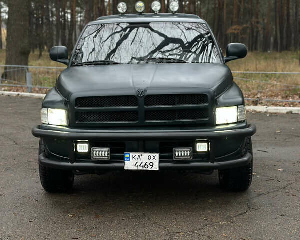 Зеленый Додж RAM 1500, объемом двигателя 5.2 л и пробегом 329 тыс. км за 6800 $, фото 1 на Automoto.ua