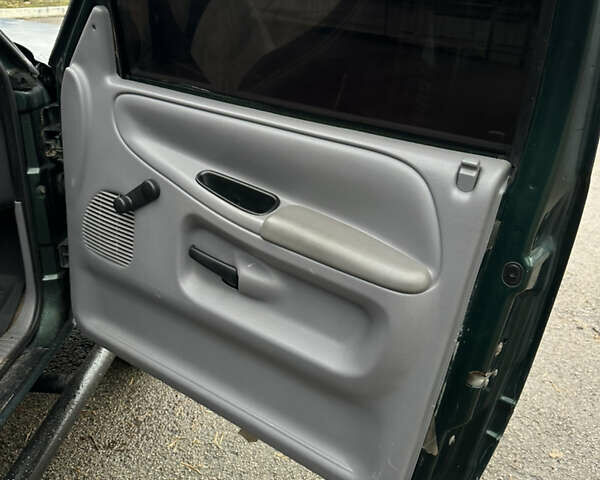 Зеленый Додж RAM 1500, объемом двигателя 5.2 л и пробегом 329 тыс. км за 6800 $, фото 12 на Automoto.ua