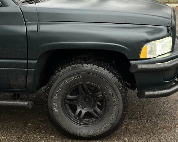 Зеленый Додж RAM 1500, объемом двигателя 5.2 л и пробегом 329 тыс. км за 6800 $, фото 4 на Automoto.ua