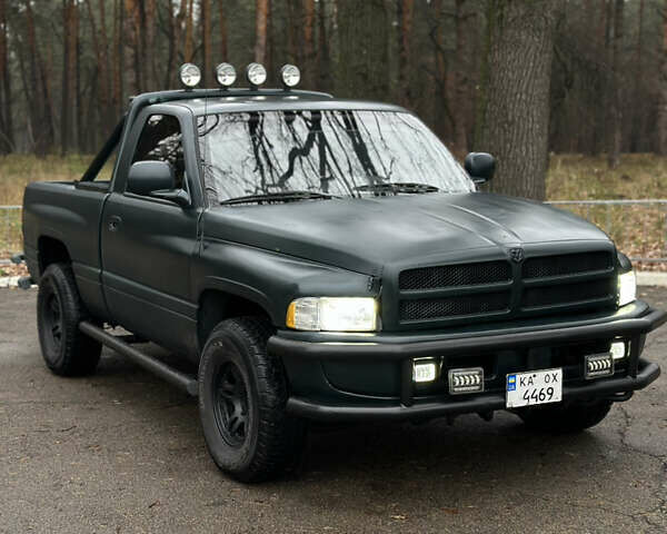 Зеленый Додж RAM 1500, объемом двигателя 5.2 л и пробегом 329 тыс. км за 6800 $, фото 3 на Automoto.ua