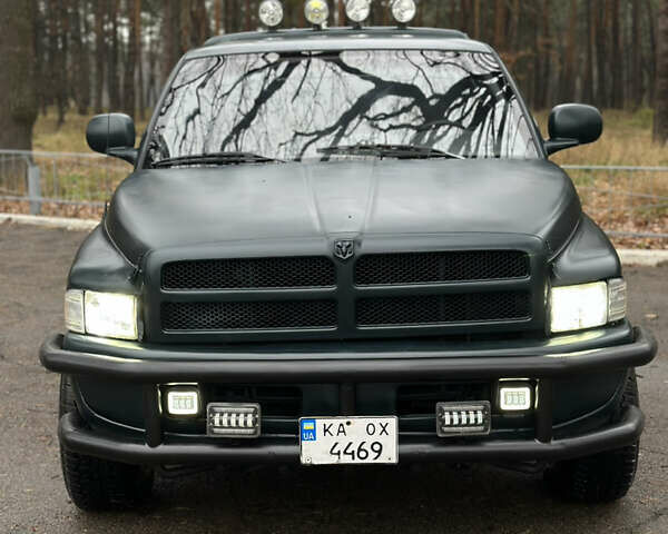 Зеленый Додж RAM 1500, объемом двигателя 5.2 л и пробегом 329 тыс. км за 6800 $, фото 2 на Automoto.ua